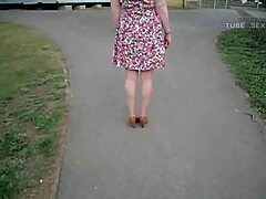 Жена показује своју слатку летњу хаљину на улици