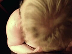 Jenna Jaymes, en barmfagre blondine, tager sig af en stor pik og bliver dækket af sæd
