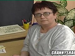 Велике груди мађарске бабице скоче у соло мастурбационом видеу