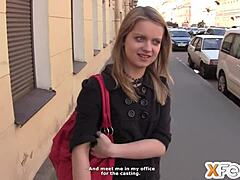 Agen casting Rusia berhubungan seks dengan pirang kurus di depan kamera