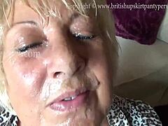 Zrela britanska žena dobi veliko ejakulacijo na obraz v zameno za dodaten denar