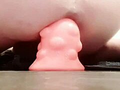 Masturbação intensa com dildos grandes e brinquedos anais