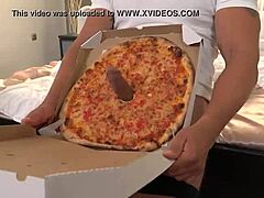 Une fille italienne qui livre des pizzas a envie d'avoir du sperme dans sa bouche après avoir satisfait ses envies