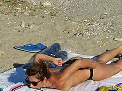 浜辺のセクシーな熟女のアマチュア トップレスビデオ