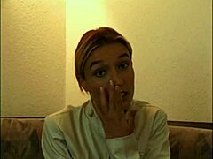 Sex im Hotelzimmer mit einer heißen blonden Teenagerin, die es genießt, ihre Muschi zu fingern