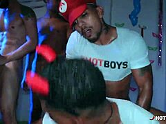 فيديو إباحي يظهر هاديودو ليما الهاوي وهو يستمتع بالحفلة الجنسية مع قضيب كبير ومثير