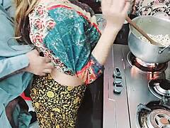 인도인 아내는 요리하는 동안 남편에게 엉덩이를 니다