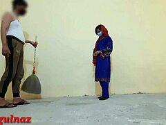 インドのビデオでデシ・メイドが罰されアナルセックスをする