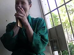 En man med en kuk tittar på Helena Price röka och dricka i en fetischvideo