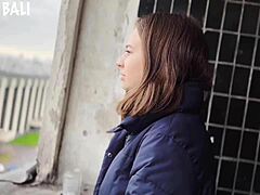 18-årig pige bliver slem med en fremmed i 4k-video