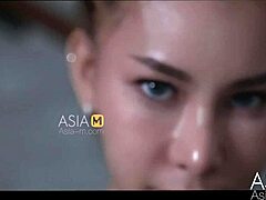 아시아 포르노 비디오에는 여성 복서가 얼굴에 엿먹이고 다양한 성적 자세로 지배되는 장면이 있습니다