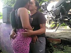 Ένα ερασιτεχνικό ζευγάρι κάνει πρωκτικό σεξ και γλείφει το μουνί τους