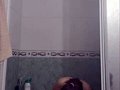 En ekte amatør blond college jente blir fanget på skjult kamera i dusjen