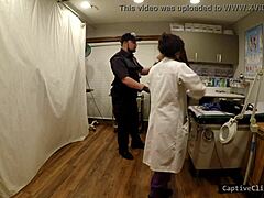 Policist posname pacientove naravne joške na skrivno kamero med ponižujočim striptiskom