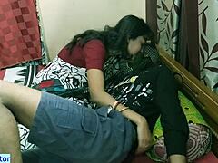 Tamil tonåring får sin fitta knullad av en stor indisk dhabhi i HD-video