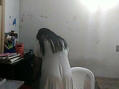 Gadis Venezuela pancut dan basah selepas masturbasi