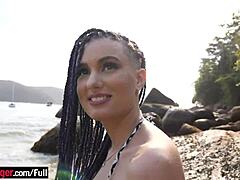 Nahaufnahme des Arschlochs einer heißen brasilianischen Amateurin in einem POV-Strand-Sexclip