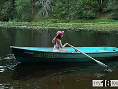 Gadis comel menikmati keseronokan sendiri di dalam bot dengan dildo