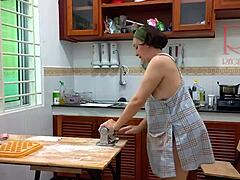 רג'ינה נואר מכינה סעודה בעירום