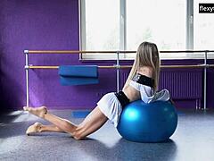Elza Nagy, en liten ballerina, visar upp sina flexibla ben och fitta