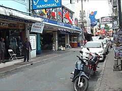 Menjelajahi distrik lampu merah di Pattaya, Thailand