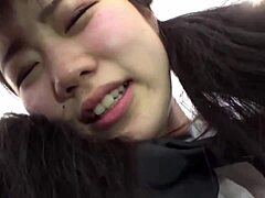 Rajoittamaton 18-vuotias japanilainen brunette amatööri nauttii suullisesta ja ajeltuista pilluista, mikä huipentuu siemensyöksyyn
