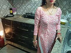 Indické ženy oslavujú trojku so svojím manželom a švagrom, vrátane análneho sexu a špinavých rečí