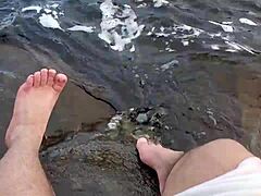 מיקס עם רגליים גדולות ושעירות נהנה ממשחק יחף במים
