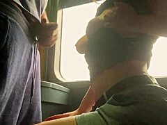 Europäisches Girl von nebenan gibt sich im Zug riskantem Wichsen hin