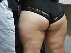 Una bella donna grassa amatoriale riceve un massaggio ad alta definizione del suo grosso culo