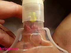 유방 우유 펌프로 자극하는 키키 콕의 섹시한 모습
