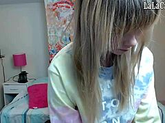 Webcam-show med en fantastisk brunette som gleder seg med fingre og leker