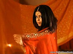 HD-video av en indisk milfs sensuell dans