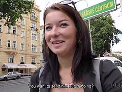 Et uuddannet par får en ung tjekkisk pige for penge