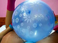 أخت زوجتي الشقراء الشقية تستمتع بضربة بالون في هذا الفيديو الفيروسي الجديد