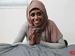 Une adolescente noire aux gros seins chevauche le gros cul de son frère en hijab