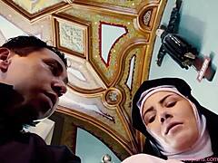 Den spanske nonne Raymunda bekender sine våde fantasier til en præst i en erotisk video