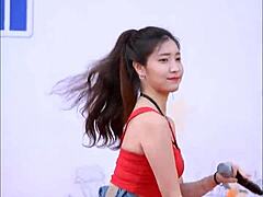 Una chica asiática sexy se pone sucia en un video de camgirl caliente