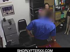 Strażnik uprawia seks z młodą brunetką, która kradnie w sklepie