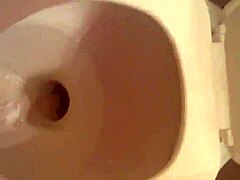Haarloze kutje betrapt op badkamercamera urineren