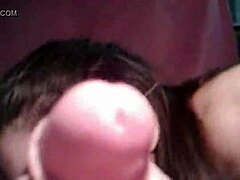 Maskerde Latina geeft blowjob