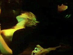 Debbies oralsex-færdigheder i en retro-sexvideo