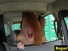 En mogen MILF i underkläder får sin trånga fitta knullad av en falsk chaufför i en taxi