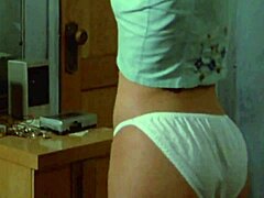 Hviezda modrých filmov Susanna Hoffs v klasickej scéne spodnej bielizne z roku 1987