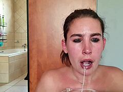 Wanita amatir dengan dildo dua ujung, deepthroat dan fetish air liur