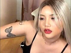 Uma garota japonesa exibe seus pés asiáticos em um vídeo pervertido