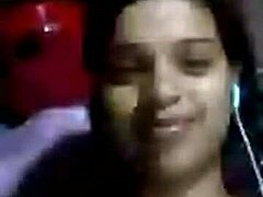 Rakhis, una ragazza sexy assamica, mostra le sue tette e la sua figa in una videochiamata
