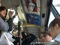 Une amatrice japonaise donne une branlette dans un bus public