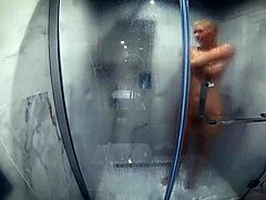 Geheime Kamera fängt eine magere europäische Milf beim Duschen ein