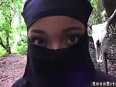 ヒジャブを着たティーンエイジャーは,現実のビデオで初めて屋外でセックスします